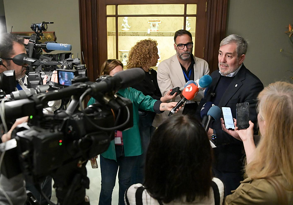 El presidente del Gobierno de Canarias, Fernando clavijo, atiende a los medios tras conocer la decisión del TS