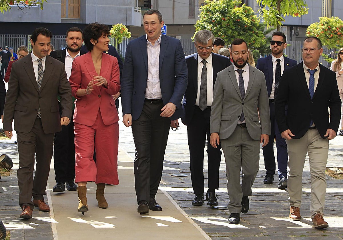 La ministra de Inclusión, Seguridad Social y Migraciones, Elma Saiz, este jueves en la inauguraciónde la 'Casa de Ucrania' en Torrevieja junto al viceprimer ministro de ese país, Oleksiy Chernyshov, y el alcalde, Eduardo Dolón