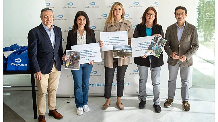 Las ganadoras de los premios, junto a directivos de Global Omnium