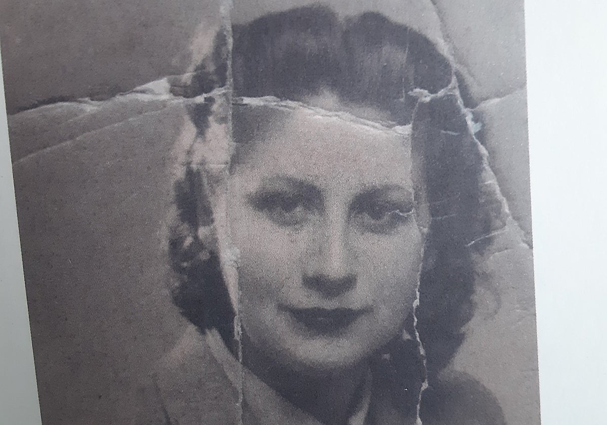 Gloria Fuertes en 1937 en una foto publicada en 'El Libro de Gloria Fuertes'