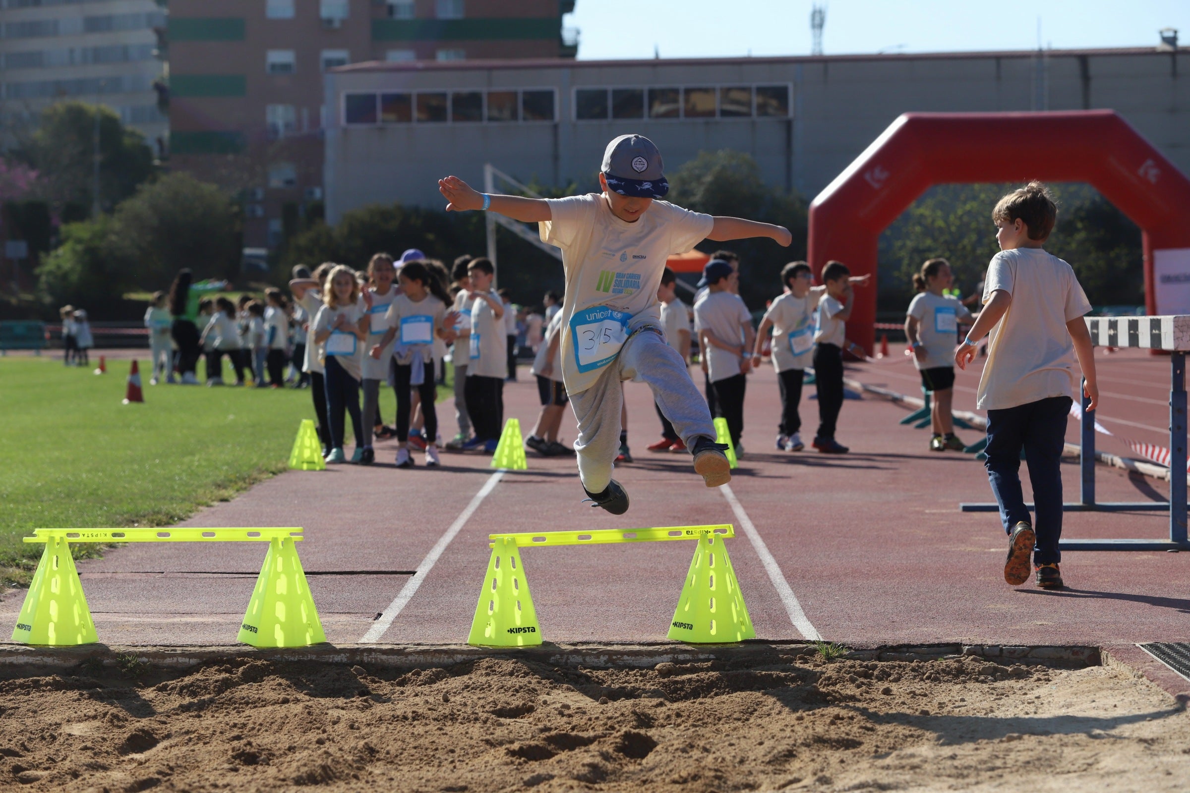 La gran y más joven &#039;Carrera Solidaria Gotas&#039; de Córdoba, en imágenes