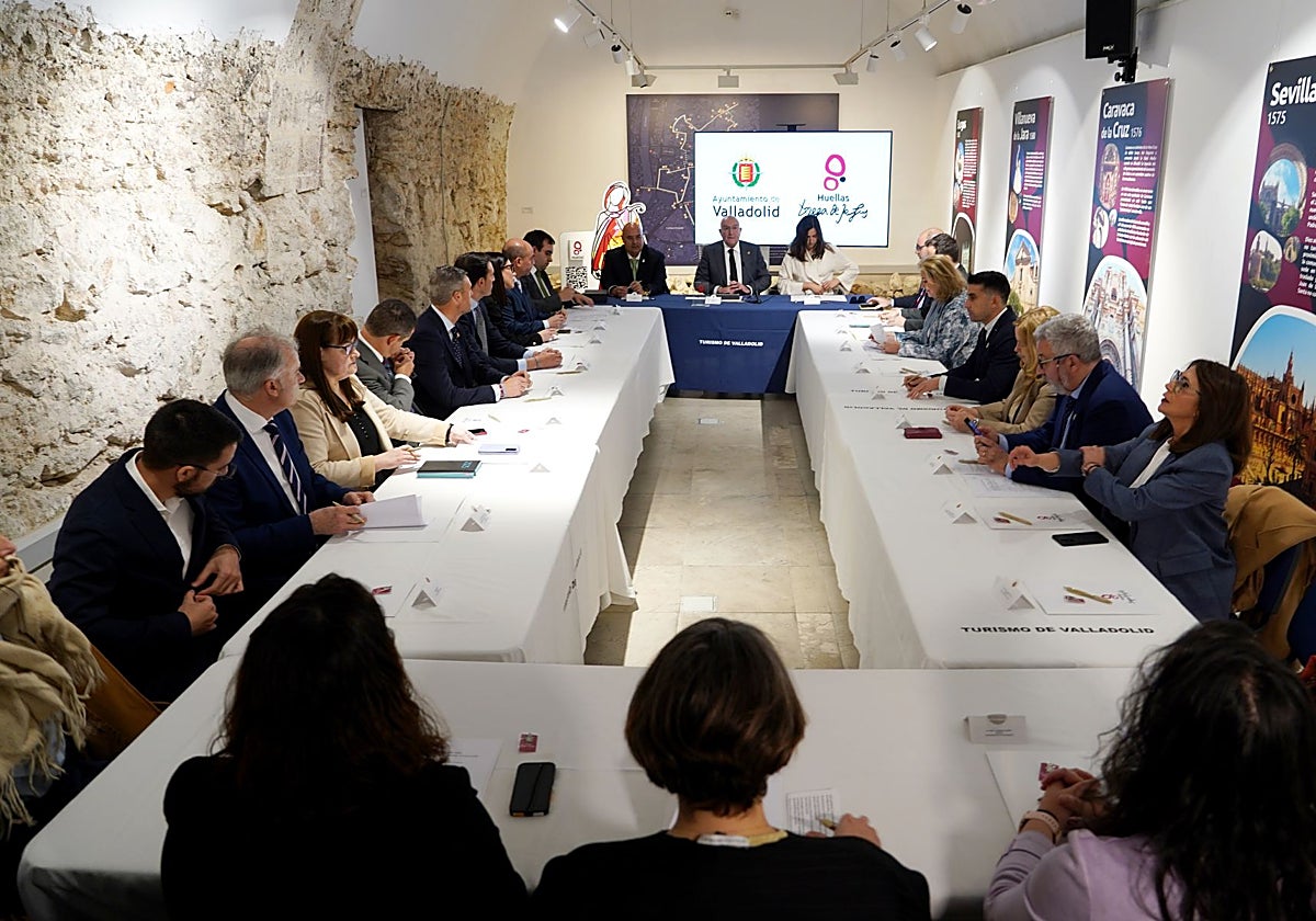 El alcalde, Jesús Julio Carnero, preside la Asamblea de la Red de Ciudades Teresianas 'Huellas de Teresa'