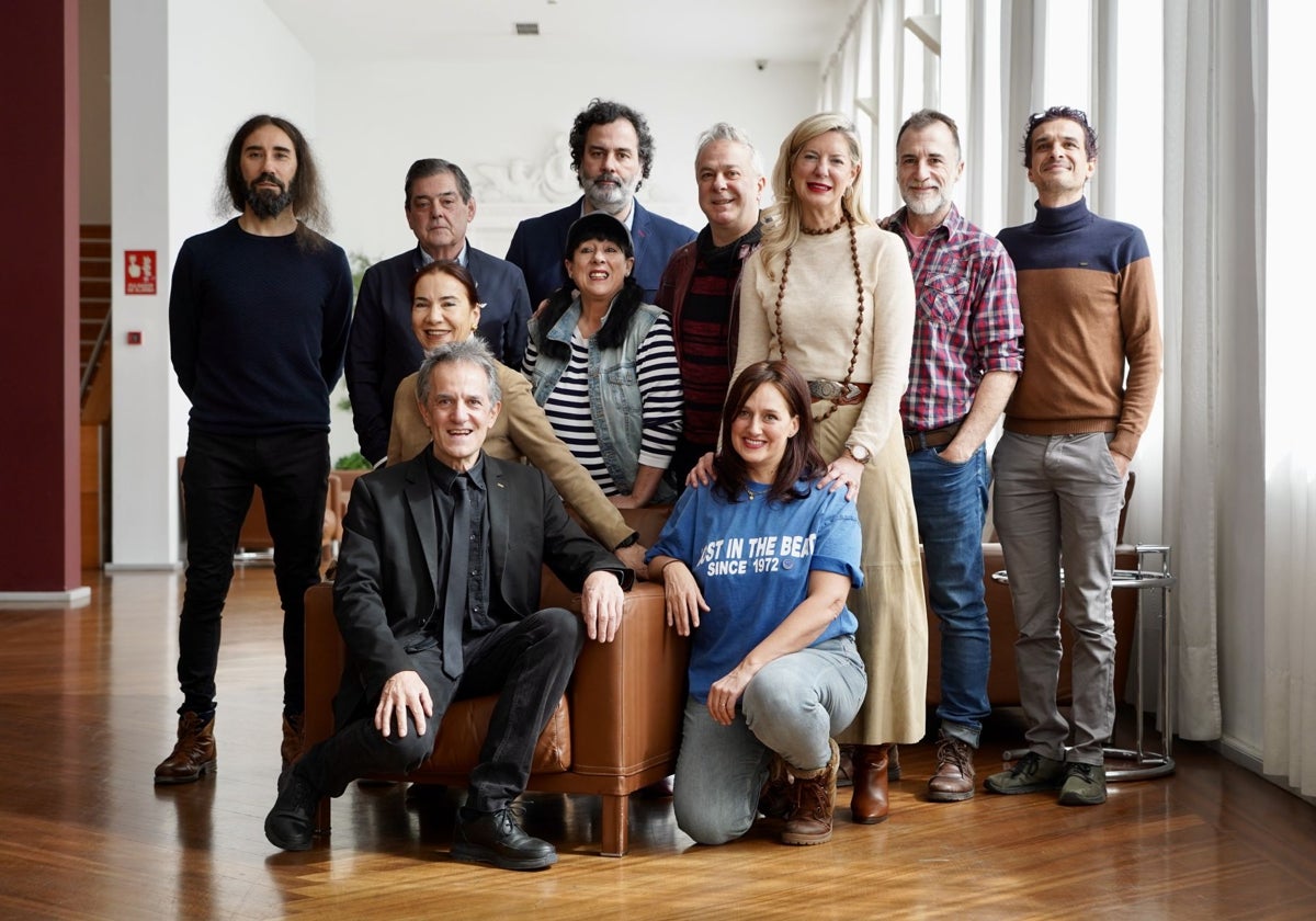 Teatro Corsario presenta su nuevo montaje de ''Pasión'', con la participación de su elenco, del director de la compañía, Jesús Peña, la concejala de Educación y Cultura, Irene Carvajal, y el director del Teatro Calderón, José María Viteri