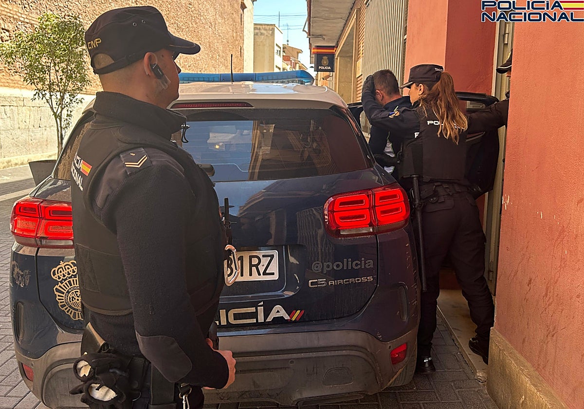 Uno de los detenidos por la Policía Nacional en Villarreal (Castellón) por su implicación en el homicidio con robo y estafa