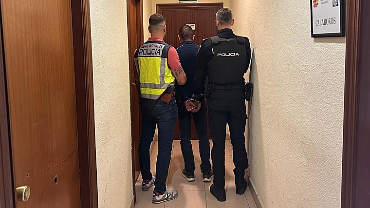 Detienen antes de fugarse a su país a un sospechoso de matar a su compañero de piso y a dos cómplices suyos