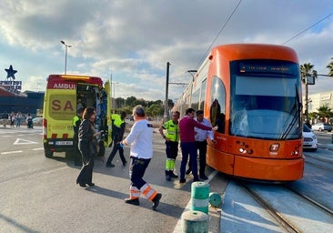 Hospitalizado un hombre tras chocar en patinete eléctrico contra el tranvía en Alicante