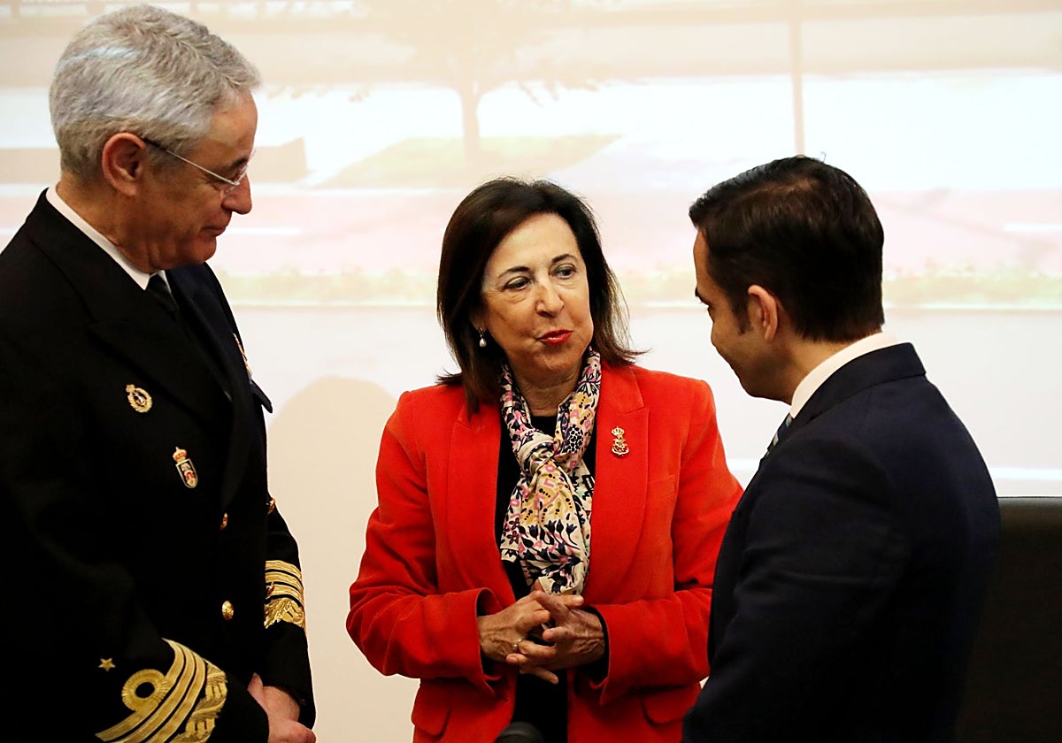 La ministra de Defensa, Margarita Robles, acompañada por el almirante jefe de Estado Mayor de la Armada, Antonio Piñeiro Sánchez, y el alcalde ferrolano, José Manuel Rey Varela