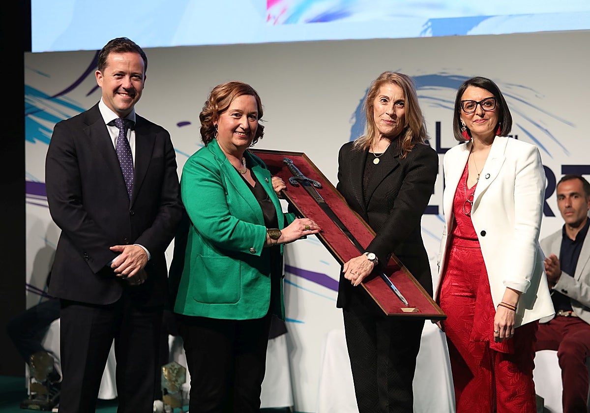 Teresa Rojas, madre del árbitro Javier Alberola, recogió el Premio Diputación de Toledo 2024
