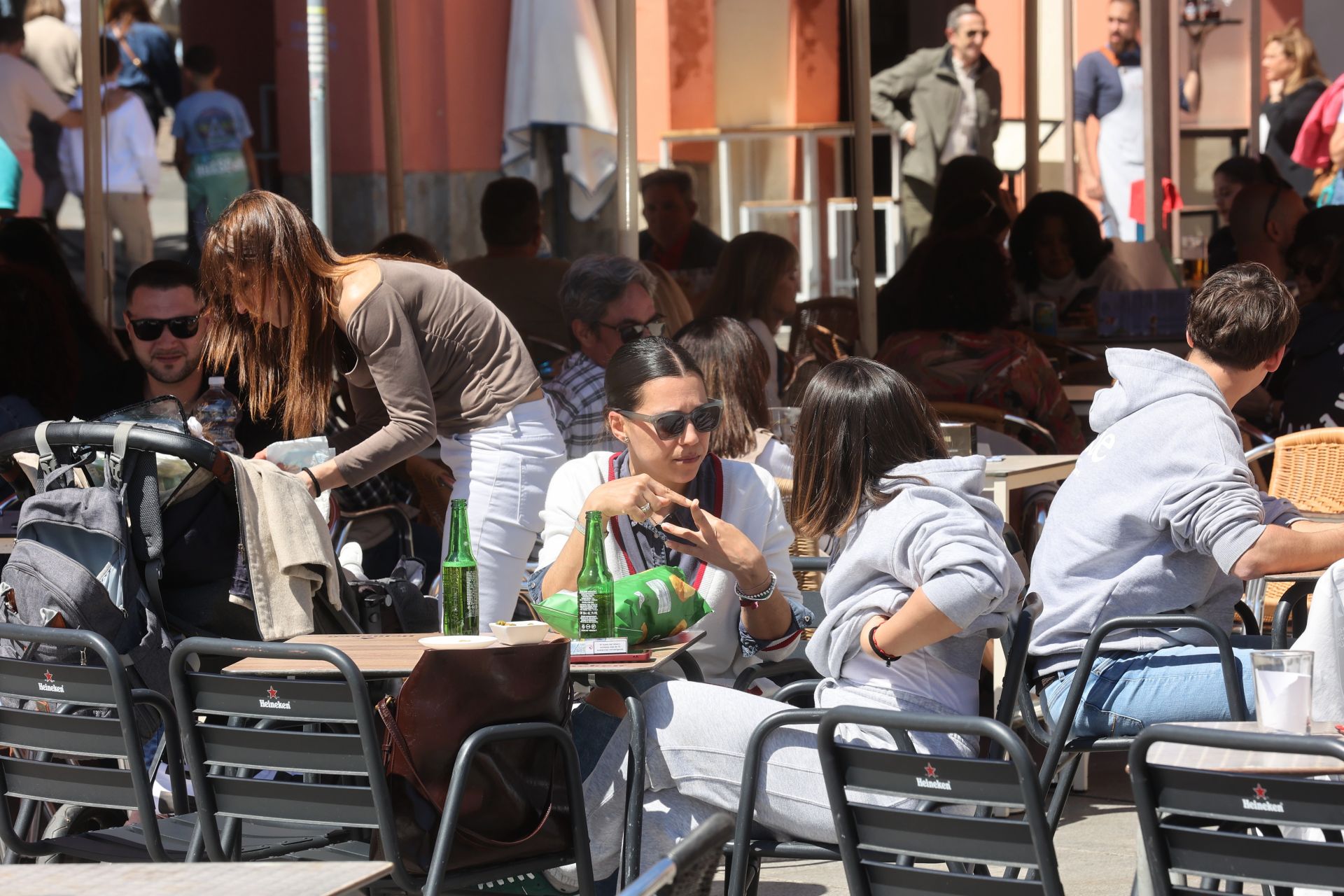 En imágenes, el ambiente en terrazas y calles de Córdoba por el buen tiempo