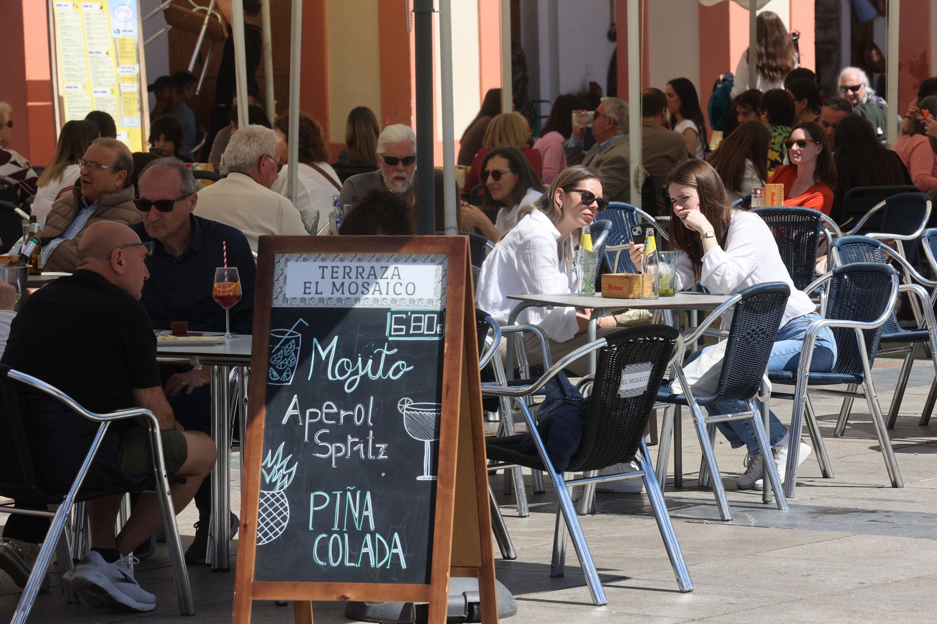 En imágenes, el ambiente en terrazas y calles de Córdoba por el buen tiempo