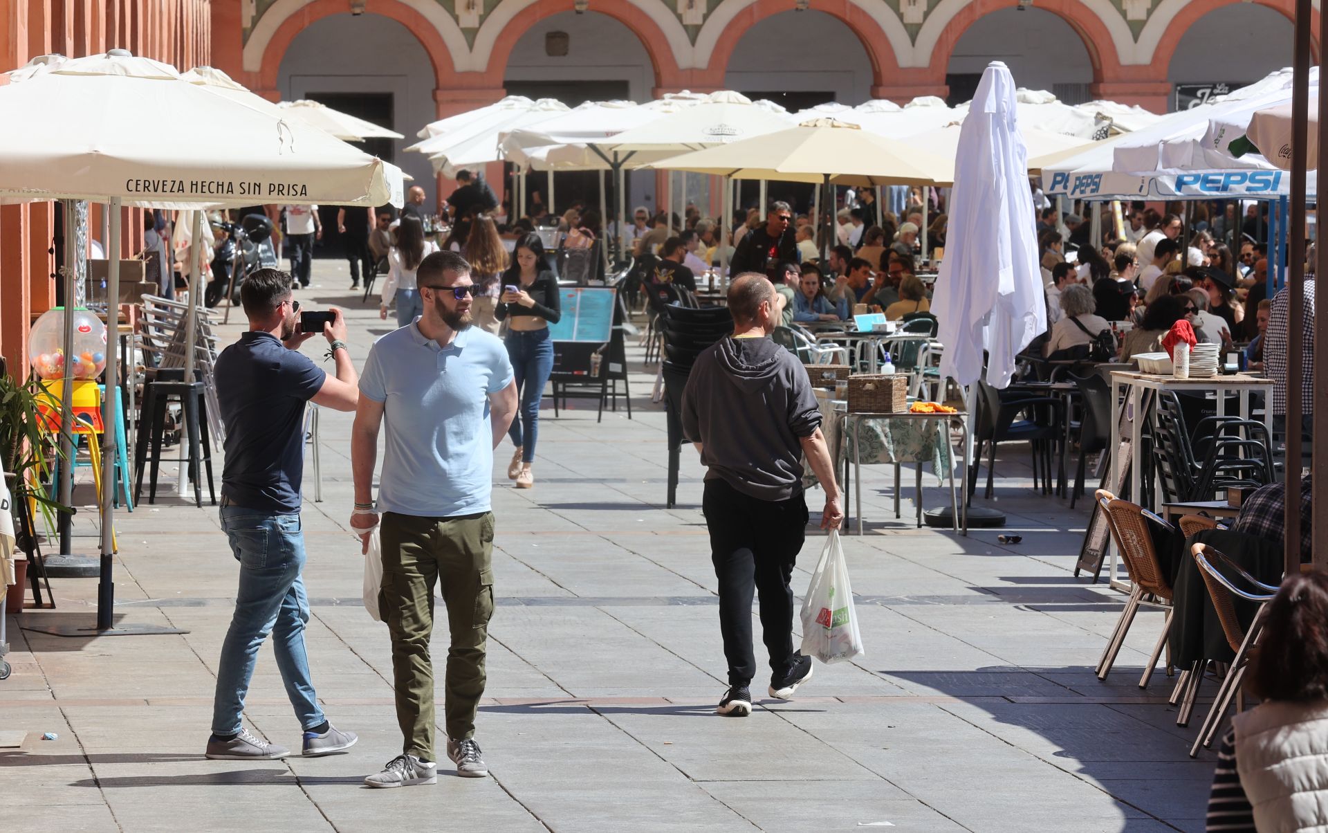 En imágenes, el ambiente en terrazas y calles de Córdoba por el buen tiempo