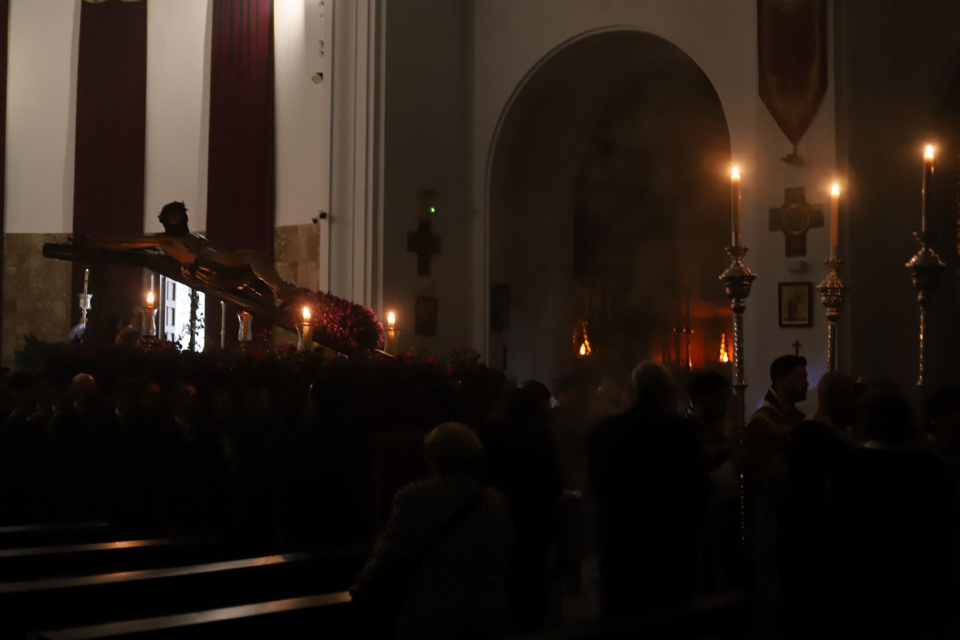 El fervor de Ciudad Jardín: el Cristo de la Confianza en su vía crucis cuaresmal, en imágenes