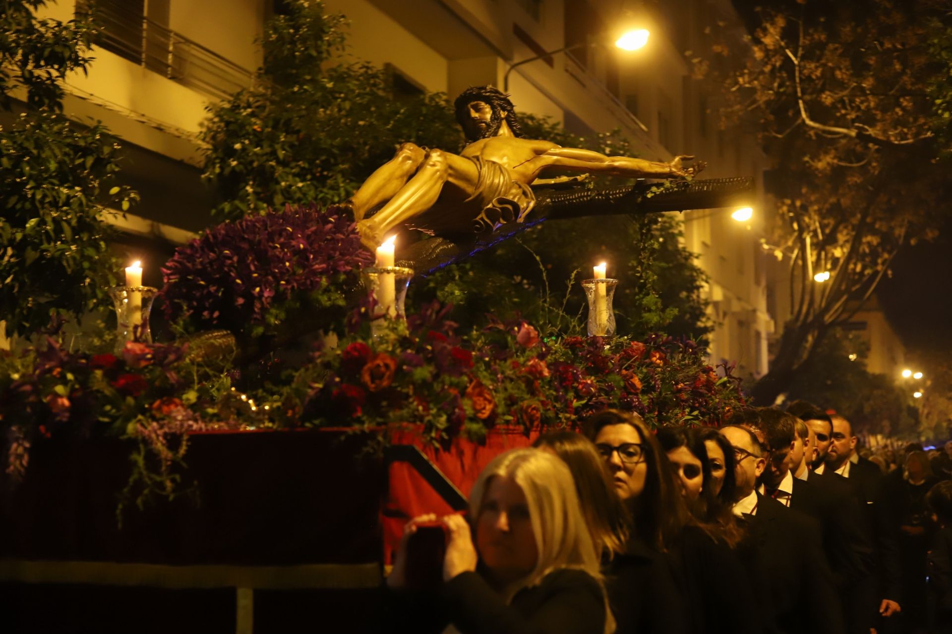 El fervor de Ciudad Jardín: el Cristo de la Confianza en su vía crucis cuaresmal, en imágenes