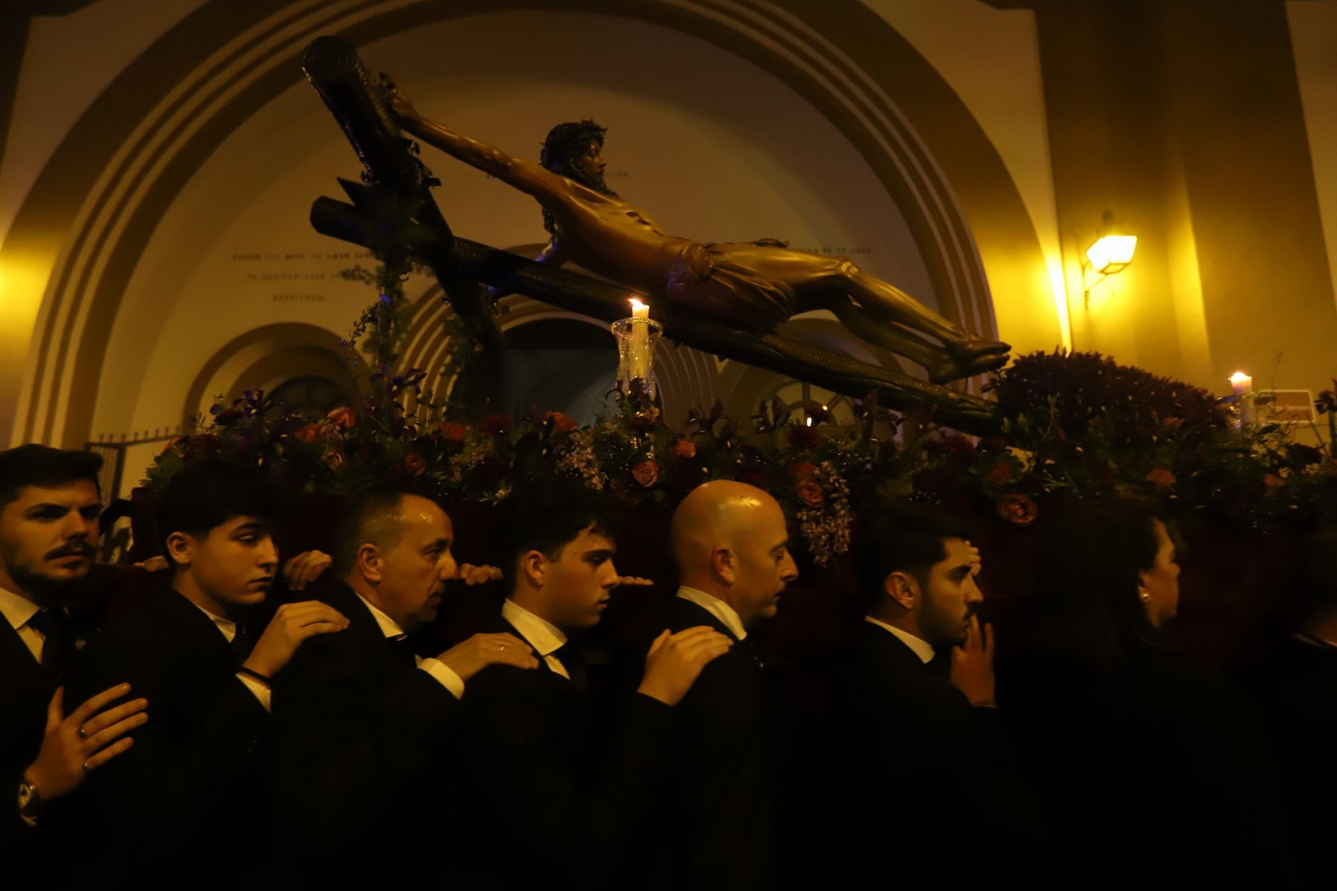 El fervor de Ciudad Jardín: el Cristo de la Confianza en su vía crucis cuaresmal, en imágenes