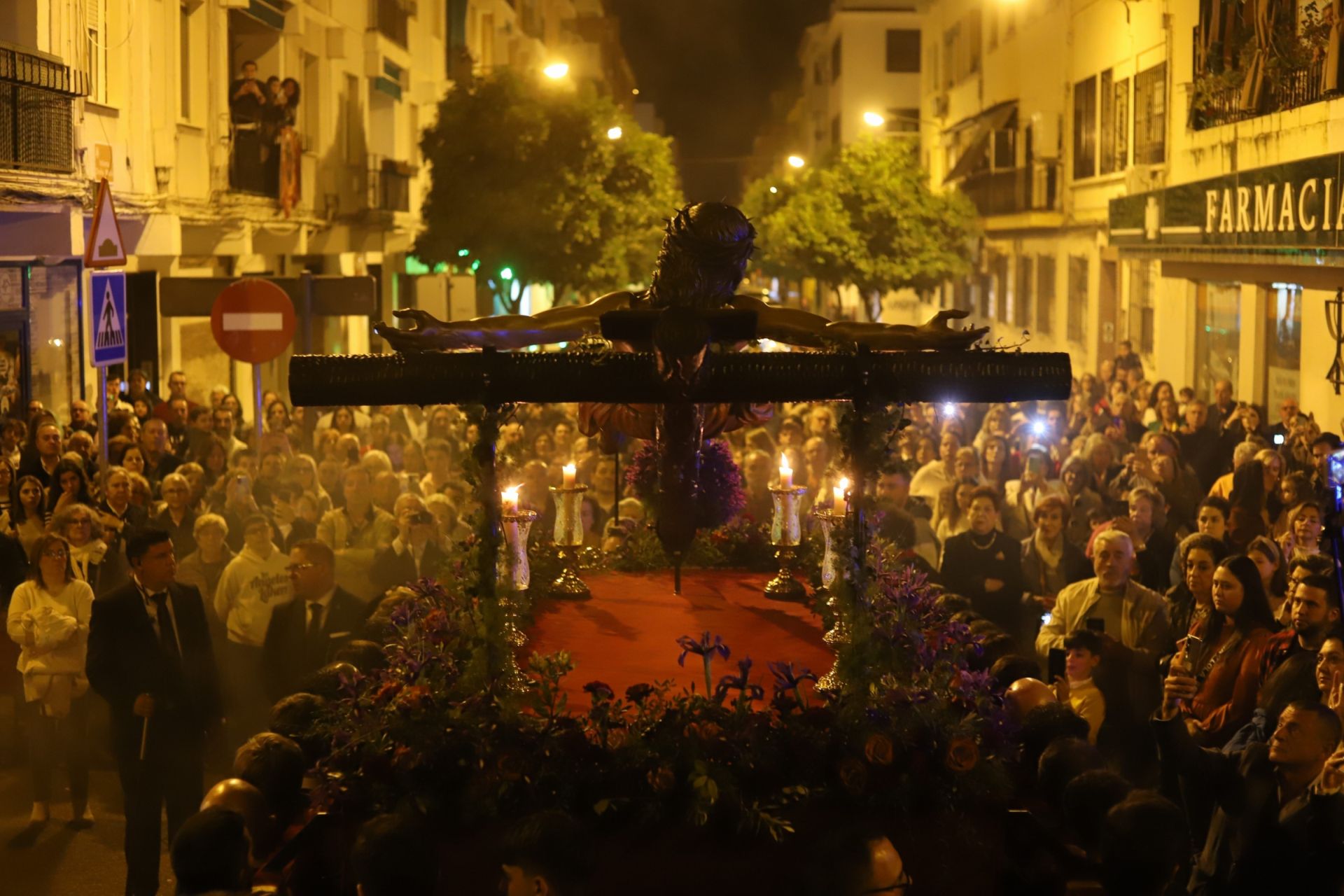 El fervor de Ciudad Jardín: el Cristo de la Confianza en su vía crucis cuaresmal, en imágenes