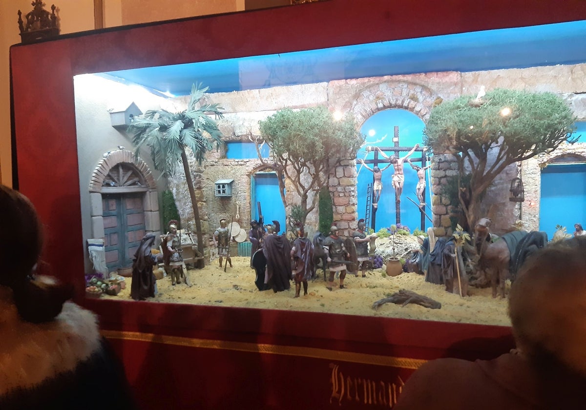 Jesús Nazareno, a la izquierda y en el Monte Calvario, en el centro del diorama de la hermandad de las Angustias