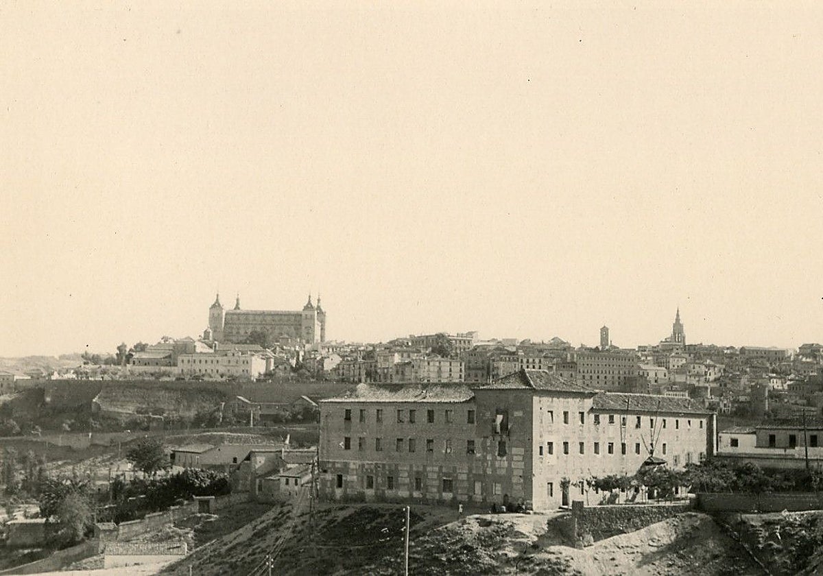 El antiguo convento de Trinitarios descalzos, o de 'Barbones', se adaptó en 1925 para casa-cuartel de la Benemérita. En julio de 1936 cesó aquella función al estallar la Guerra Civil. Archivo Municipal de Toledo