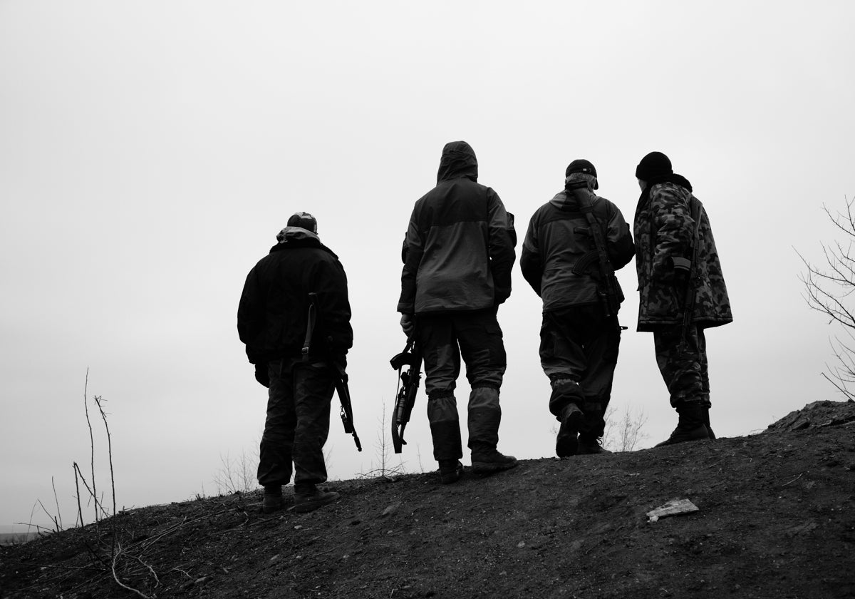 Combatientes de la República del Puebo de Donestk vigilan unos movimientos sospechosos de las fuerzas ucranianas en el frente noroccidental de la ciudad