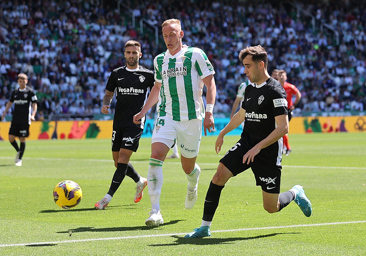 Obolskii persigue el balón durante el partido ante el Elche