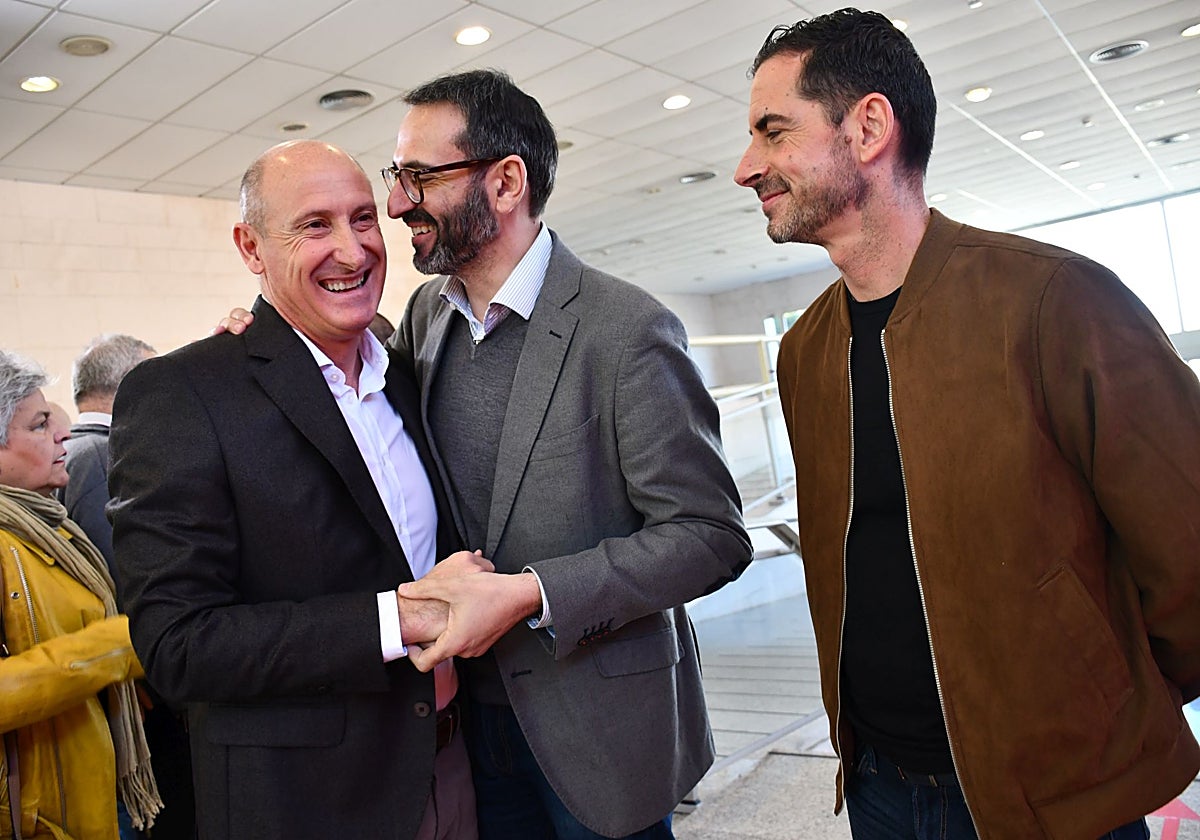 Sergio Gutiérrez con Luis Carlos Sahuquillo en la clausura del congreso del PSOE en Cuenca