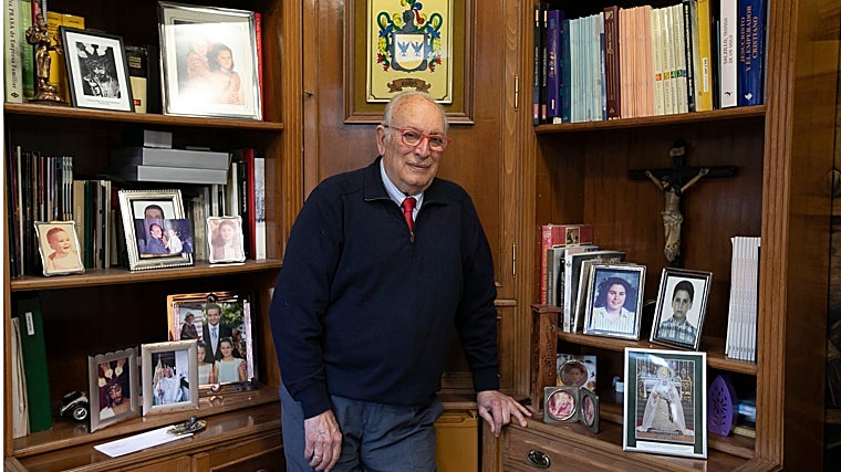 El exhermano mayor de la Paz, en su despacho