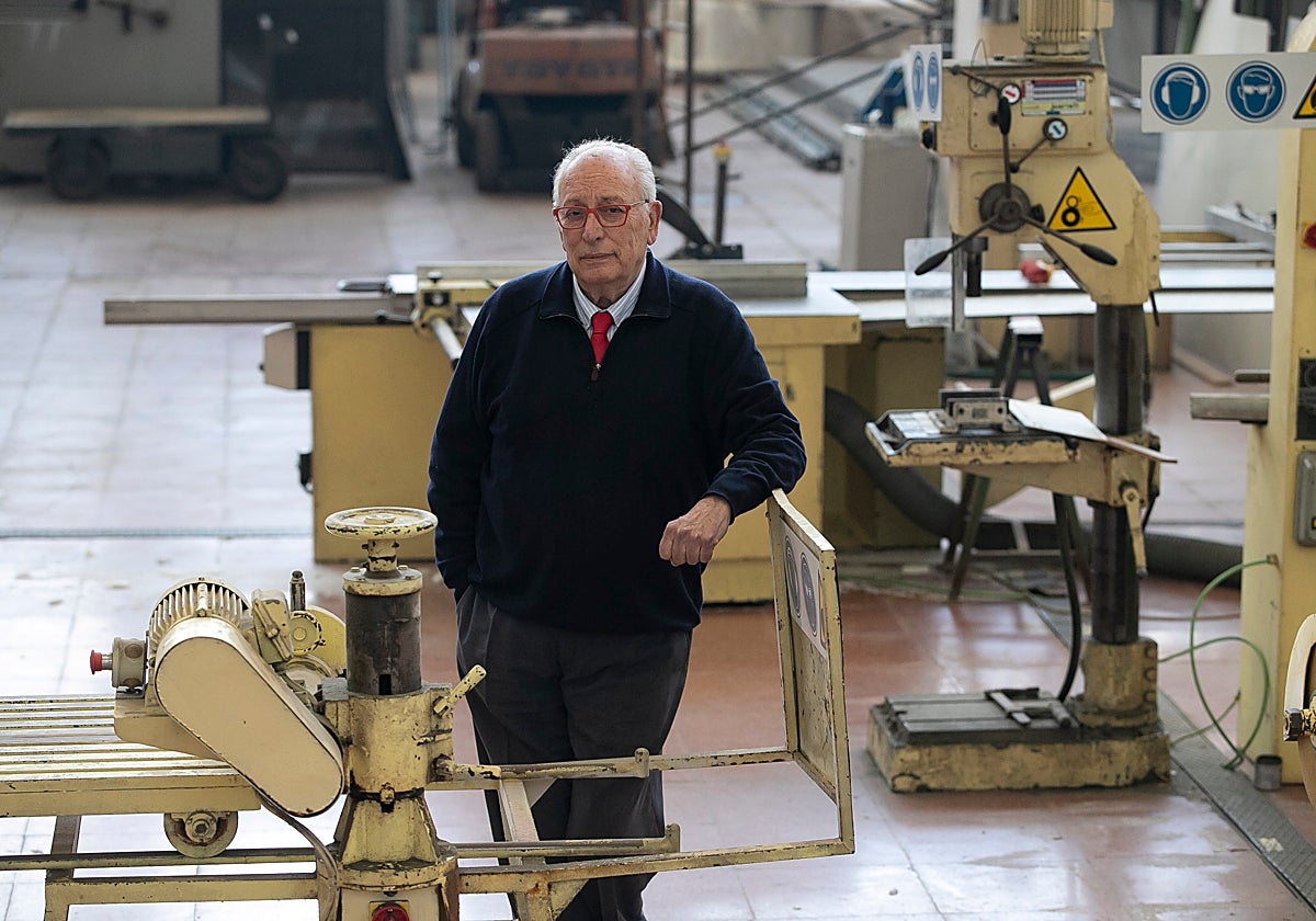 El empresario y cofrade, en el taller de su compañía, en Valdeolleros