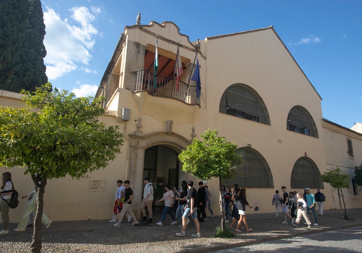 Fachada principal de la antigua Biblioteca Provincial en la calle Amador de los Ríos