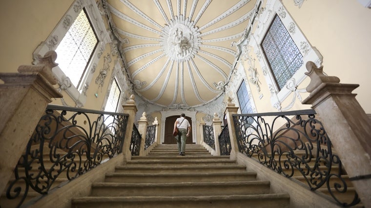 Escalera de Miguel de Verdiguier en la antigua Biblioteca hoy cerrada