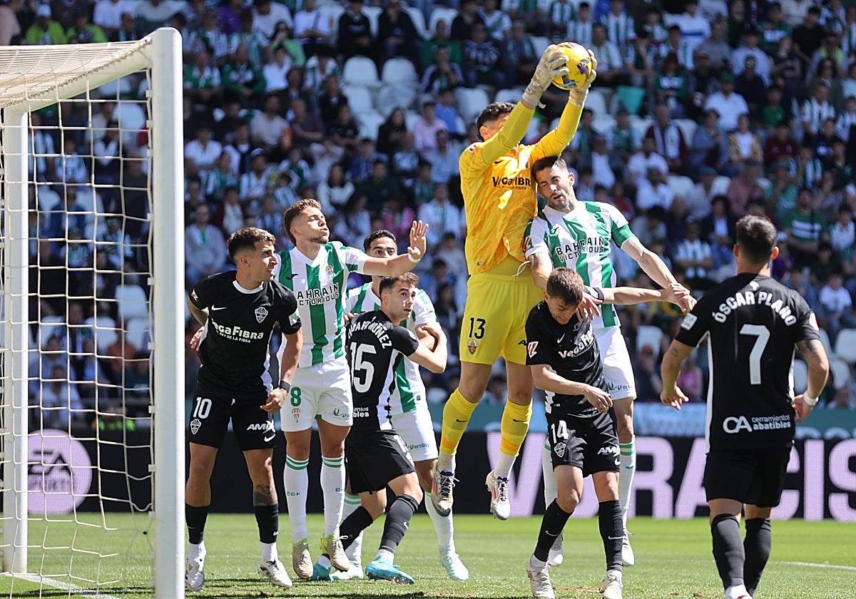 Los blanquiverdes intentan hacer daño en un saque de esquina con el Elche