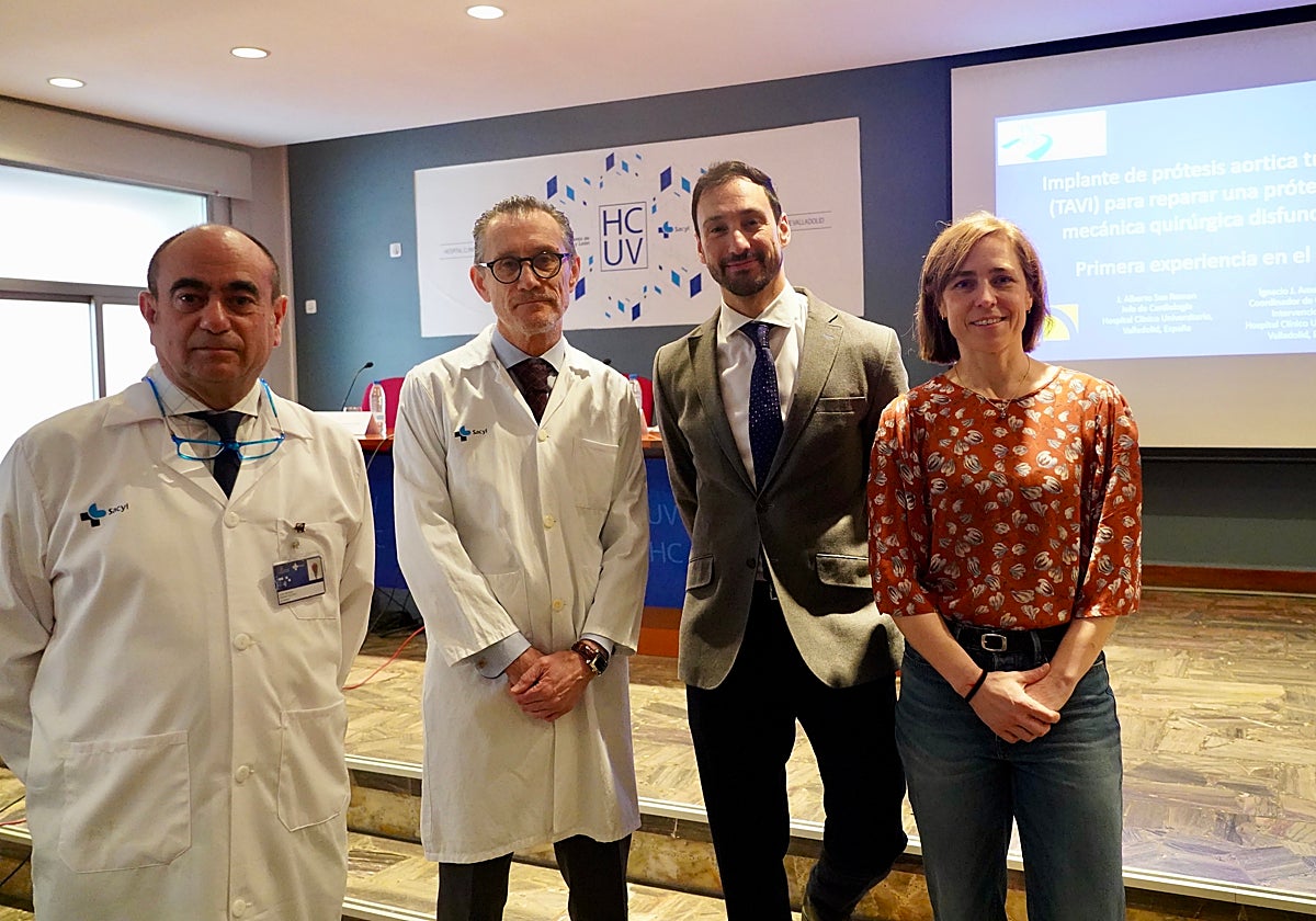 El director gerente del Hospital Clínico de Valladolid, José Antonio Arranz; el jefe del Servicio de Cardiología de ese mismo hospital, José Alberto San Román, y parte del equipo que ha llevado a cabo la nueva técnica