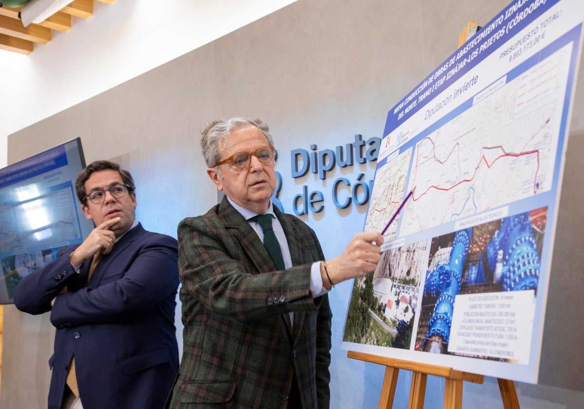 El presidente de la Institución provincial señala un mapa que detalla la intervención