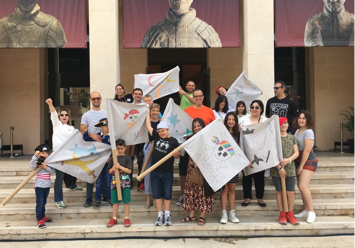 Participantes en la iniciativa de la red Empower Parents en la puerta del Marq de Alicante