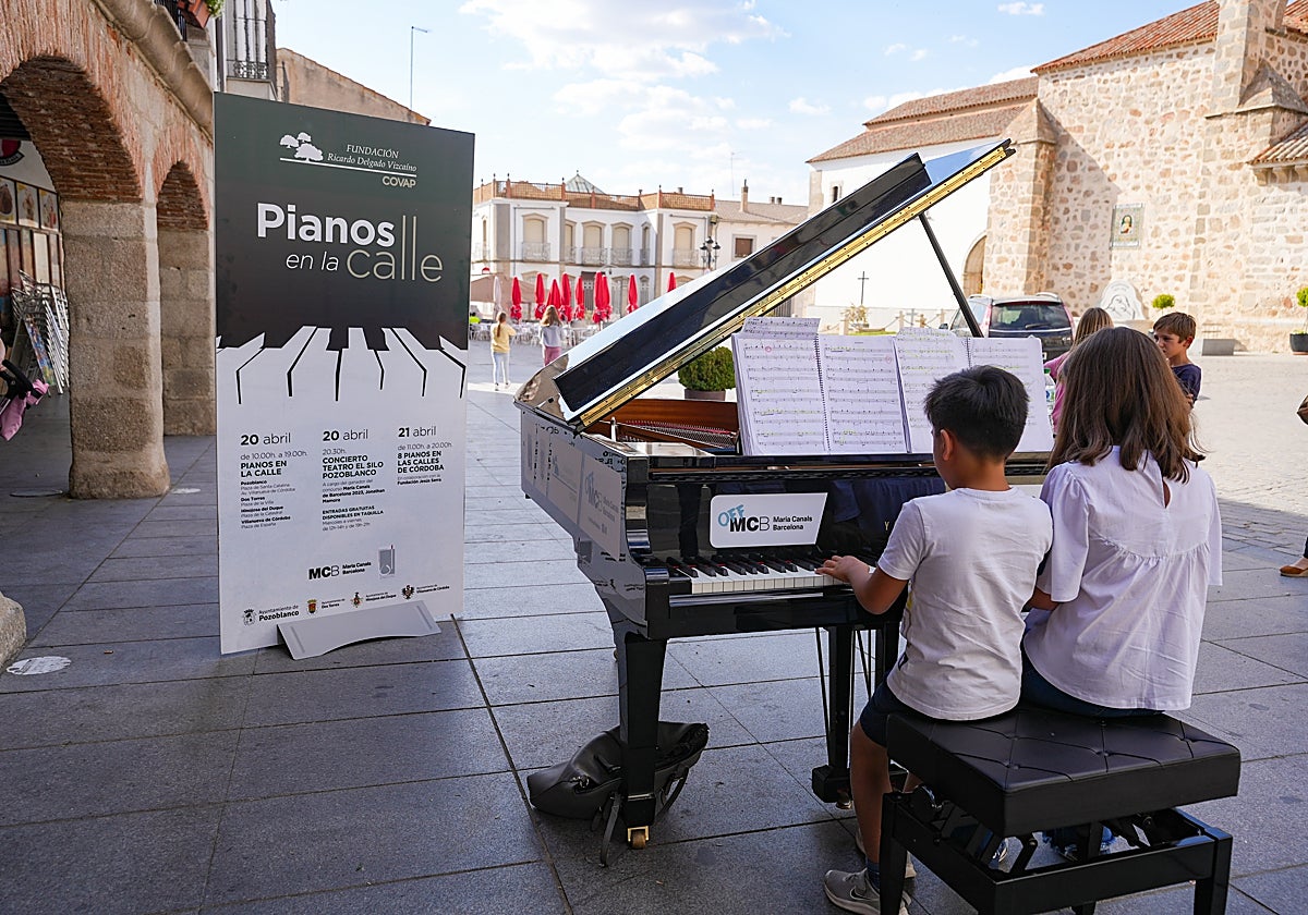 Dos niños tocan el piano durante la pasada edición de Pianos en la Calle