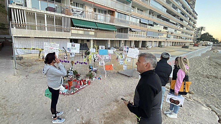 Varios vecinos junto a los carteles reclamando una condena dura a la autora de la muerte de los animales