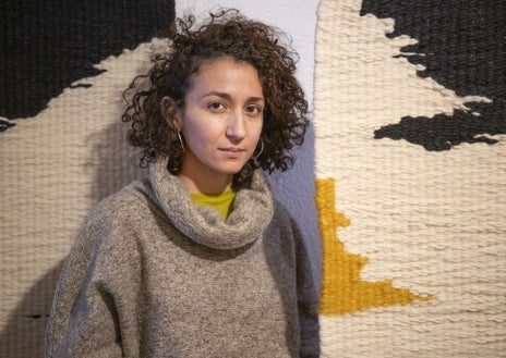 Imagen secundaria 1 - Luján Marcos y Christian Granados en GRAGRA, taller gráfico; Gaia Schillaci, artesana textil siciliana vecina de la Ventilla; y la artista Bea Aiguabella junto a una de sus obras
