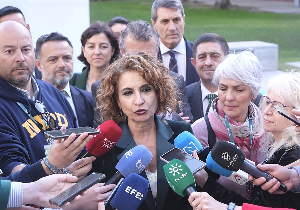 María Jesús Montero atiende a los periodistas en la Diputación de Sevilla