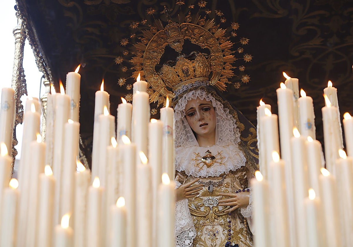 Nuestra Señora de las Lágrimas en su Desamparo, en su paso de palio