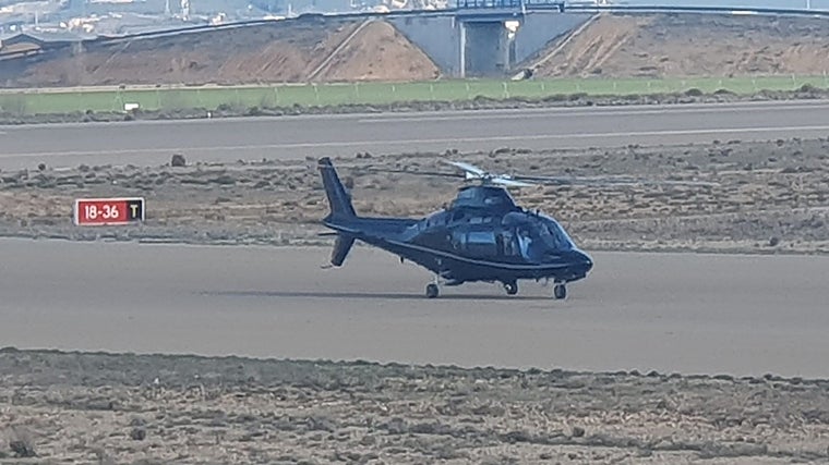 Fotografía de la aeronave que traslada a Depp, tomando tierra en las pistas turolenses