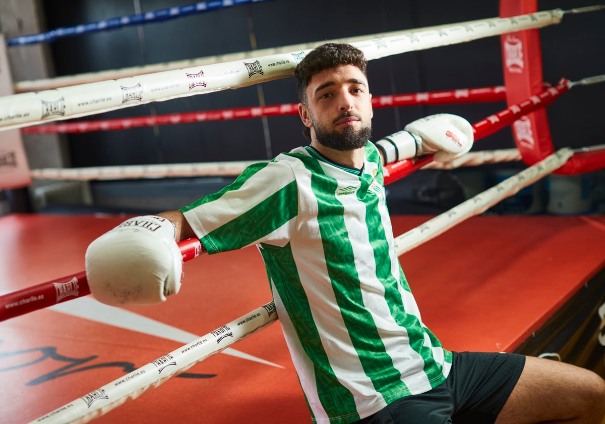 El boxeador cordobés José Luis Navarro Jr. posa para ABC en su gimnasio