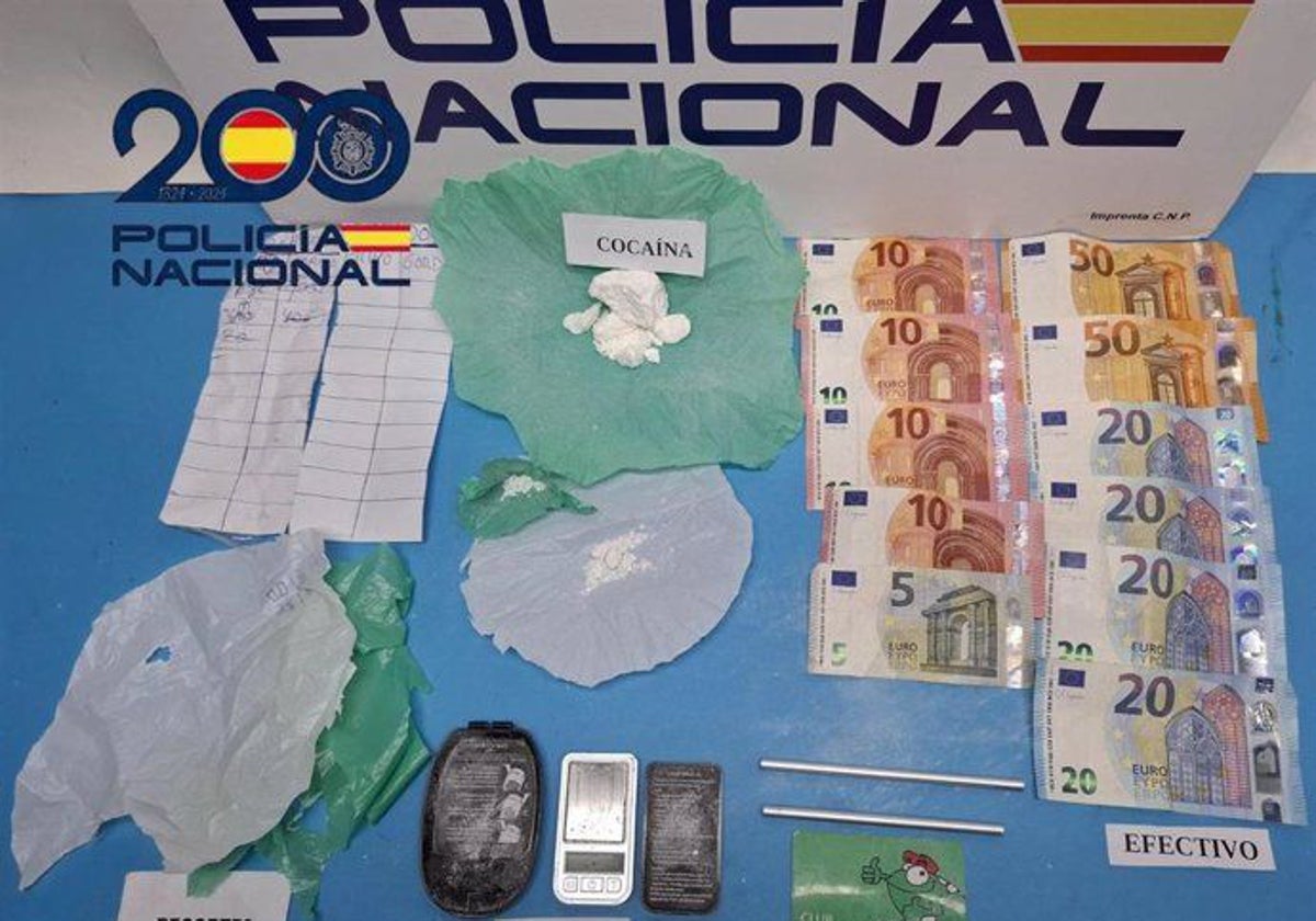 Cocaína, dinero y objetos hallados al desarticular un domicilio que actuaba como punto de venta de droga en El Puerto