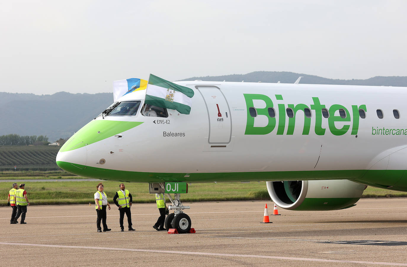 El primer vuelo de Binter entre Canarias y Córdoba, en imágenes