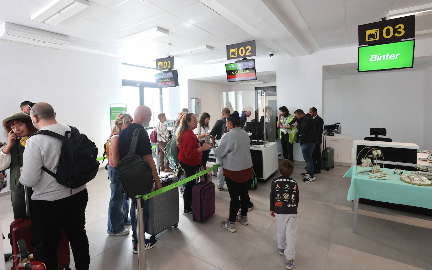 El primer vuelo de Binter entre Canarias y Córdoba, en imágenes