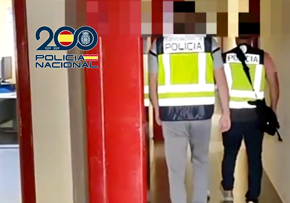 Imagen del detenido entrando a las dependencias policiales