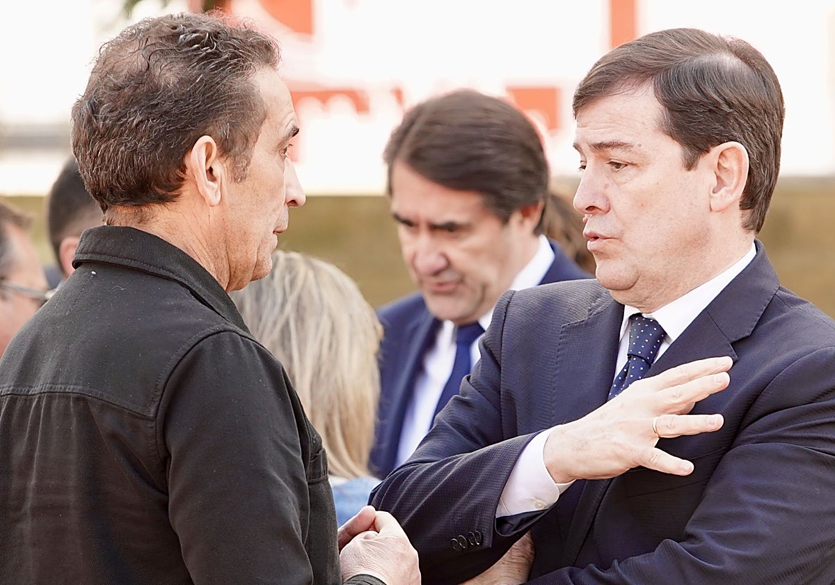 El presidente de la Junta de Castilla y León, Alfonso Fernández Mañueco, con el secretario autonómico de CCOO, Vicente Andrés