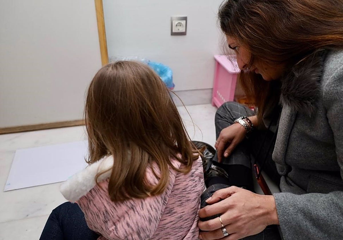 La consejera de Inclusión Social, Loles López, en una imagen de archivo con motivo de una visita a un centro de acogida