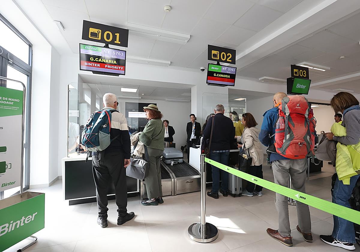 Pasajeros de Binter, en la tarde de este martes facturando su equipaje para el vuelo de Binter