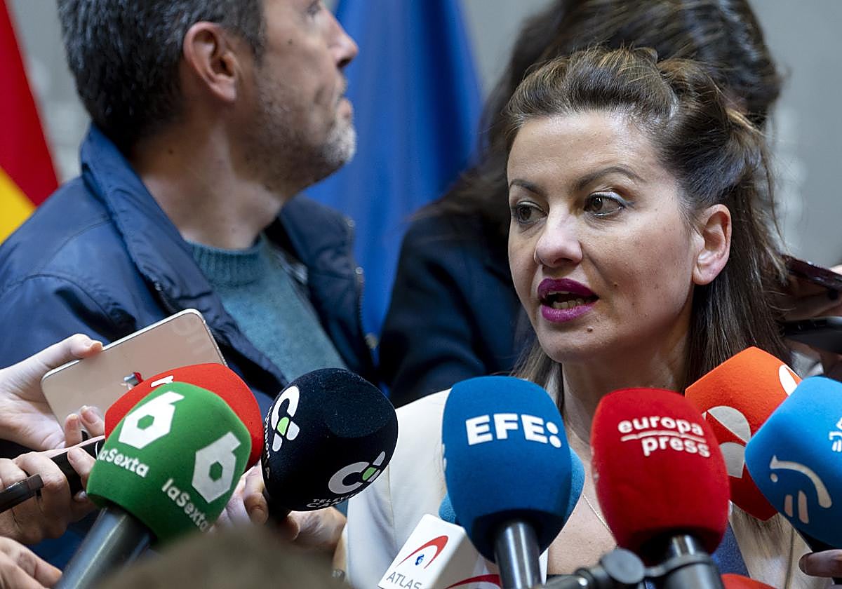 La ministra de Juventud e Infancia, Sira Rego, atiende a los medios de comunicación, en el Ministerio de Juventud e Infancia