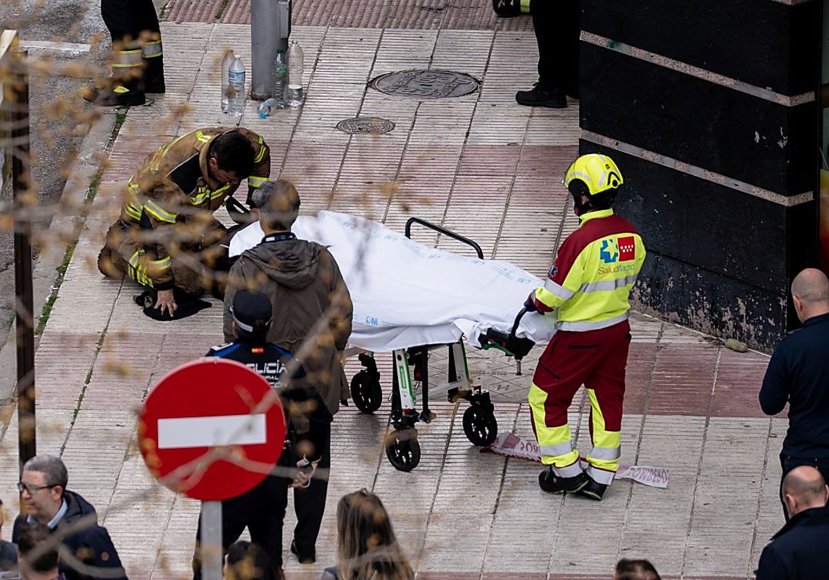 Retirada del cuerpo de uno de los fallecidos en el incendio de Alcorcón