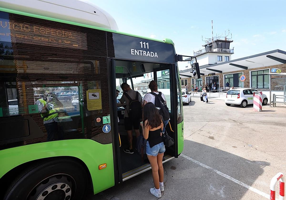 Autobús recogiendo pasajeros en el aeropuerto de Córdoba