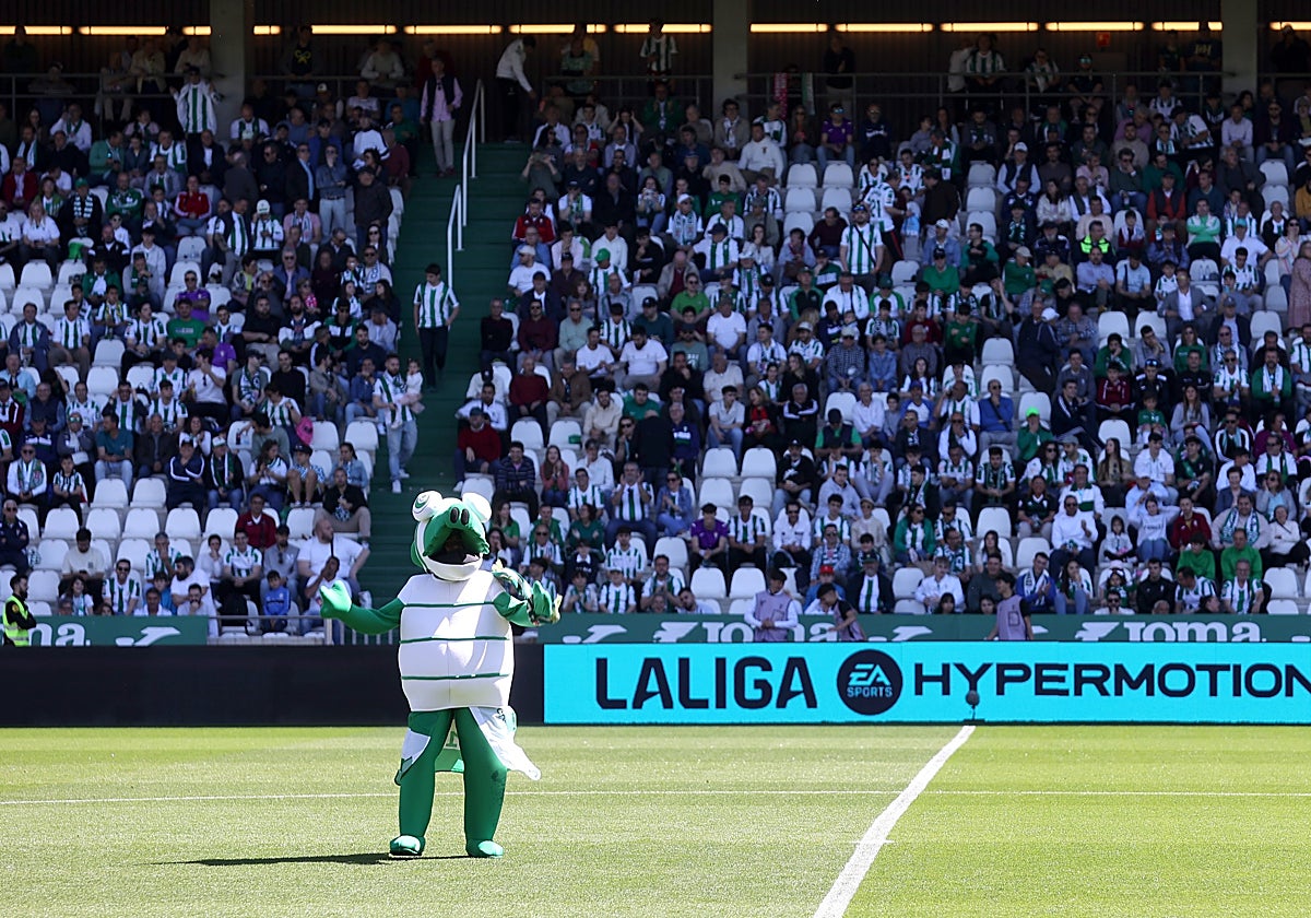 La afición del Córdoba durante un partido en El Arcángel